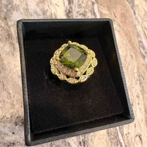 Jewelry - Elegant Gold and Green Gemstone Ring